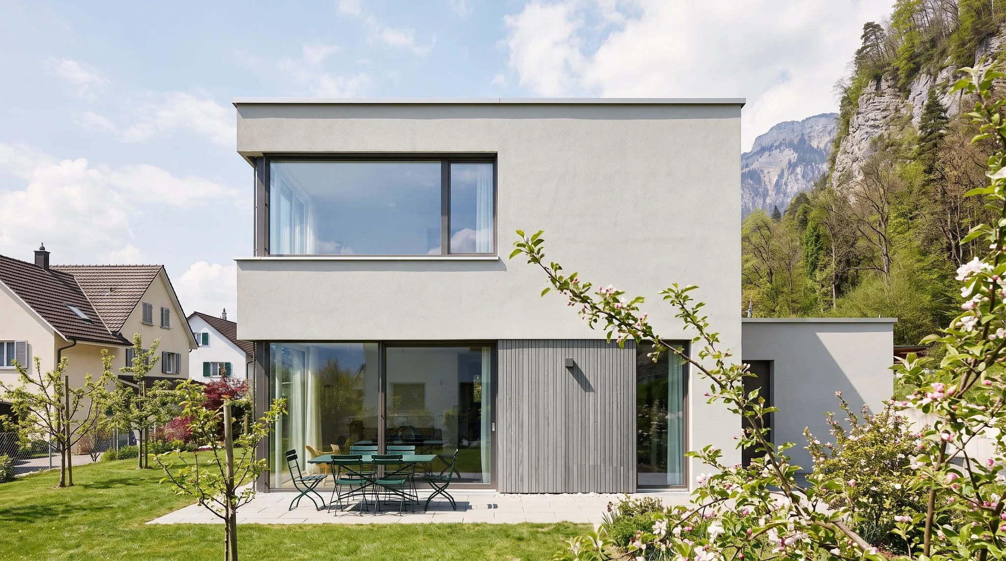 Fassade mit Holzschalung im markierten Teil