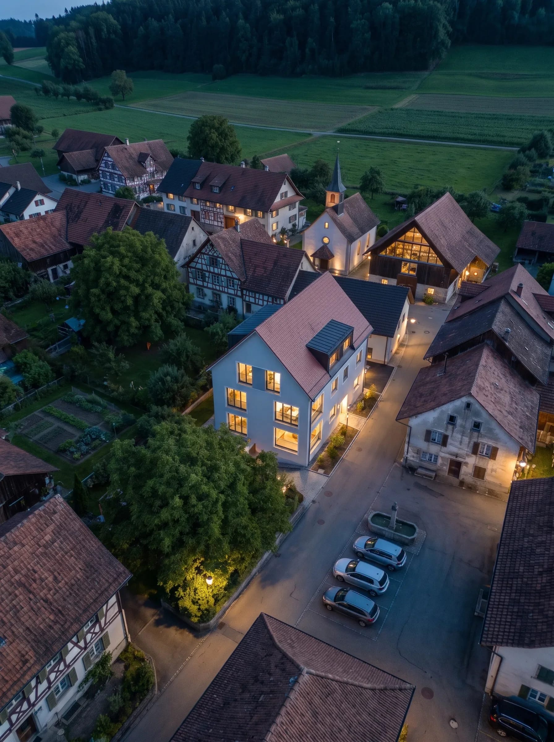 das Dorf bei Nacht mit beleuchteten Fenstern